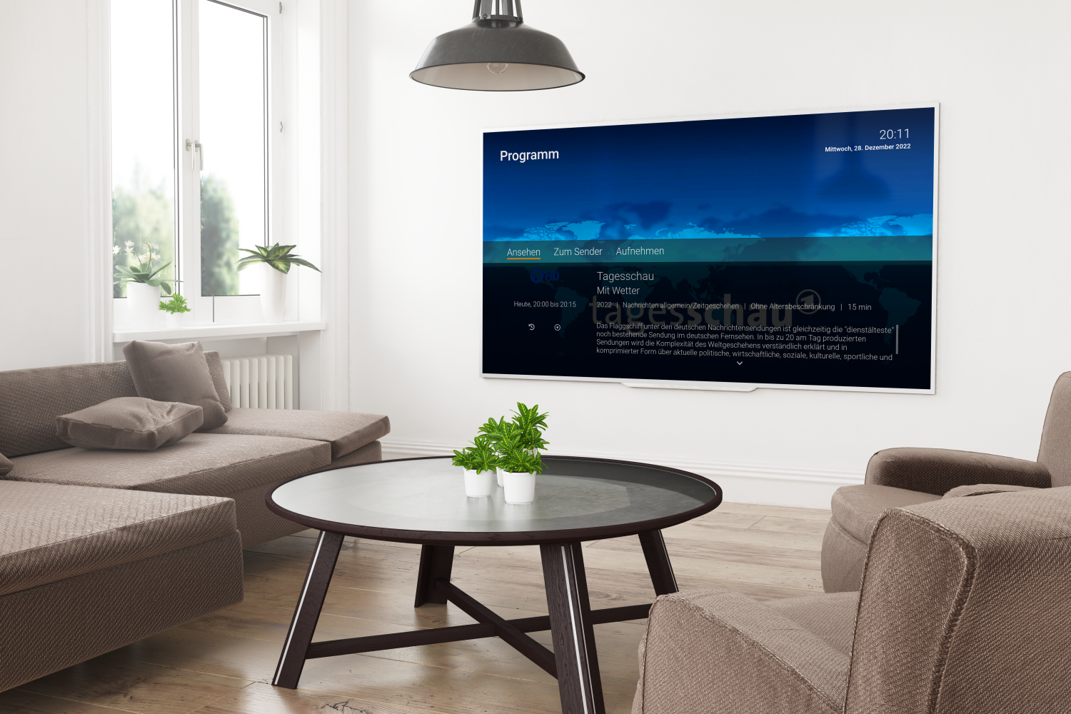 Gemütliches Wohnzimmer mit einem modernen Fernseher, der das Programm "Tagesschau" mit Wettervorhersage zeigt. Der Raum ist hell und einladend, mit einem runden Tisch und bequemen Sofas, umgeben von Pflanzen auf der Fensterbank.